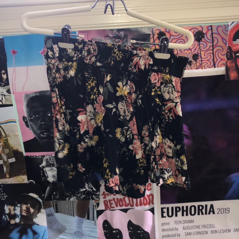 black floral flowy shorts